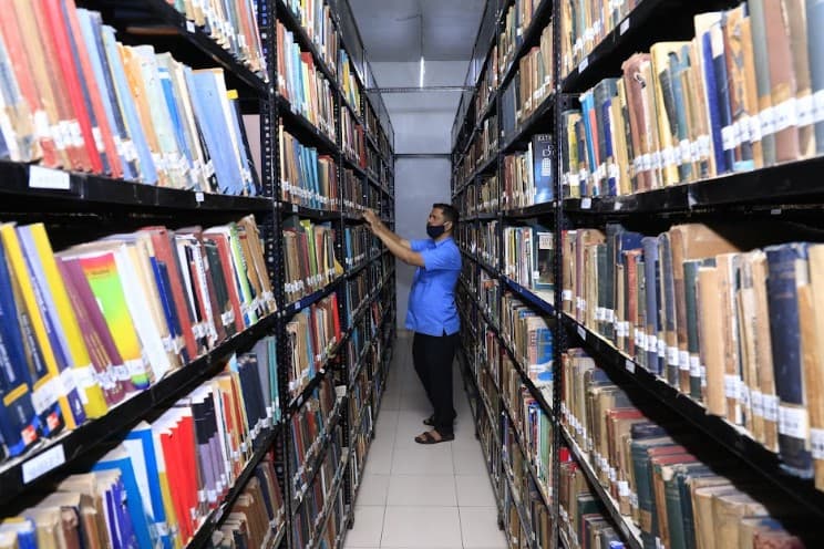R.D. & S.H. National College And S.W.A. Science College Mumbai Library photo 3
